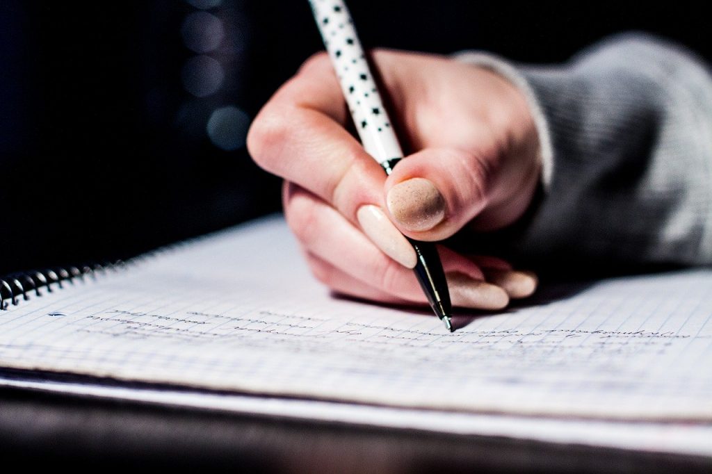 Unterschrift auf Papier mit der Hand
