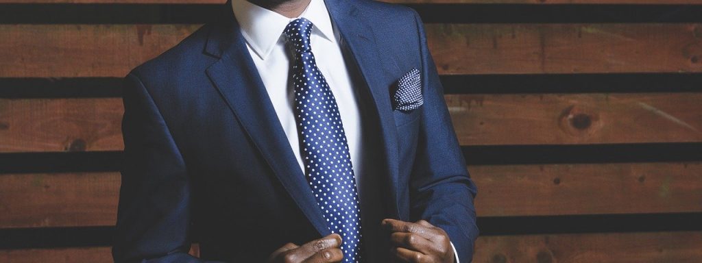 erfolgreicher Mann im blauen Anzg