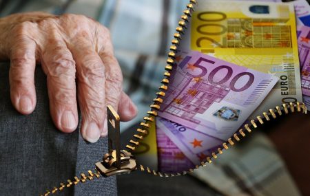 Rentnerin bekommt Geld