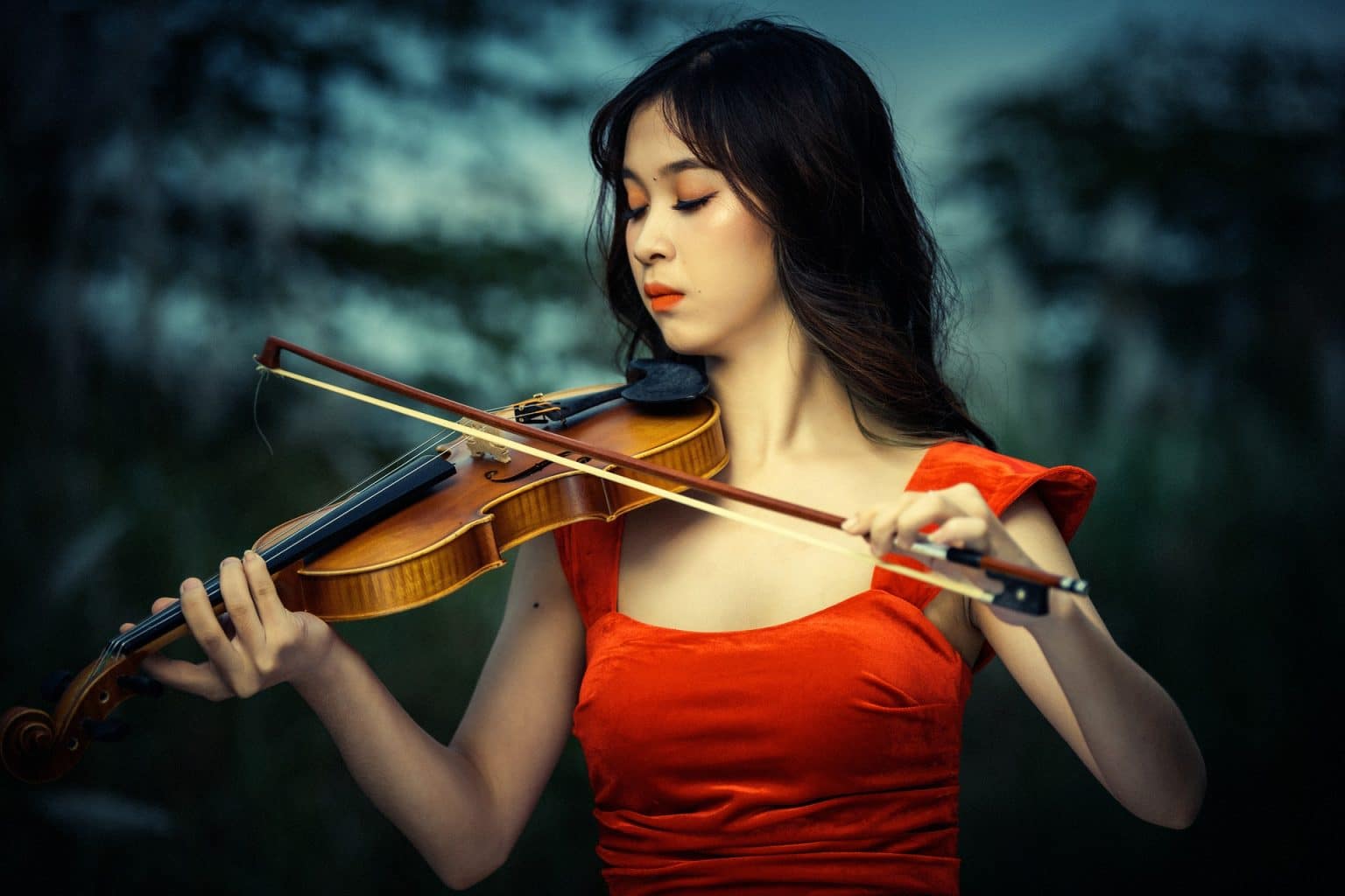 Künstlerin spielt ein Instrument