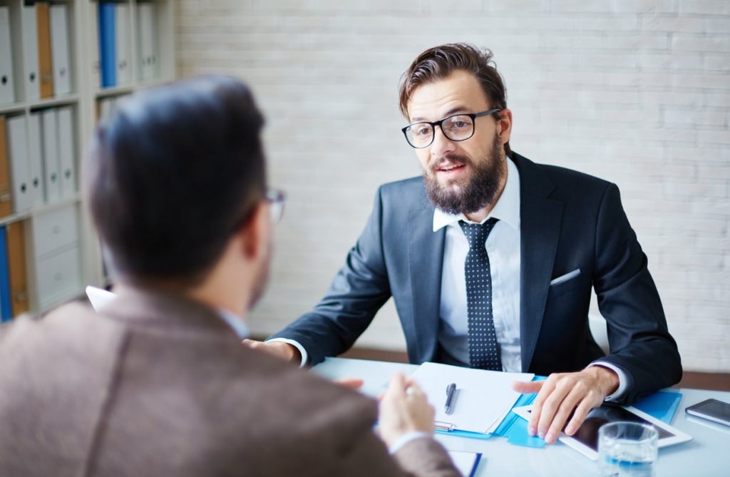 Personaler Bewerber nach seinem Gehaltswunsch