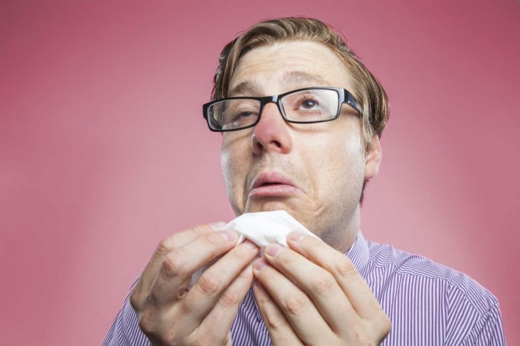 Mitarbeiter erkrankt während der Probezeit an einer Erkältung und muss niesen