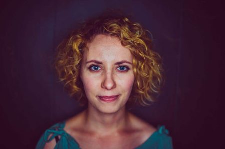 Ambivertierte Frau, die sich schnell auf ihr soziales Umfeld einstimmen kann