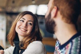 4 Gründe, weshalb wir beim Flirten nach dem Beruf fragen