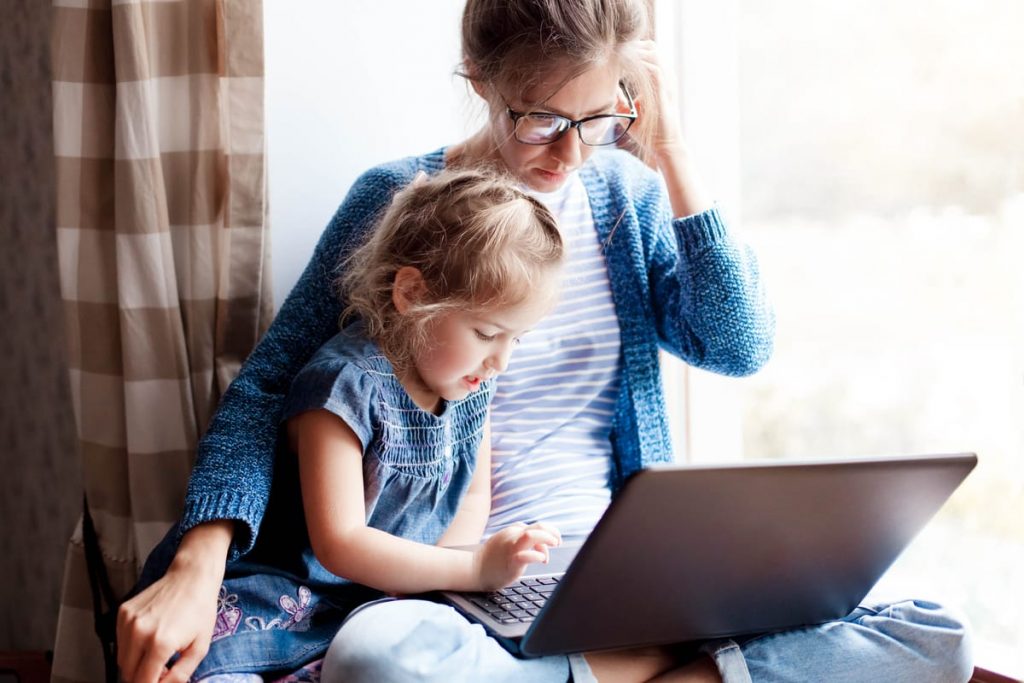 Teilzeitmutter mit Kind im Home-Office