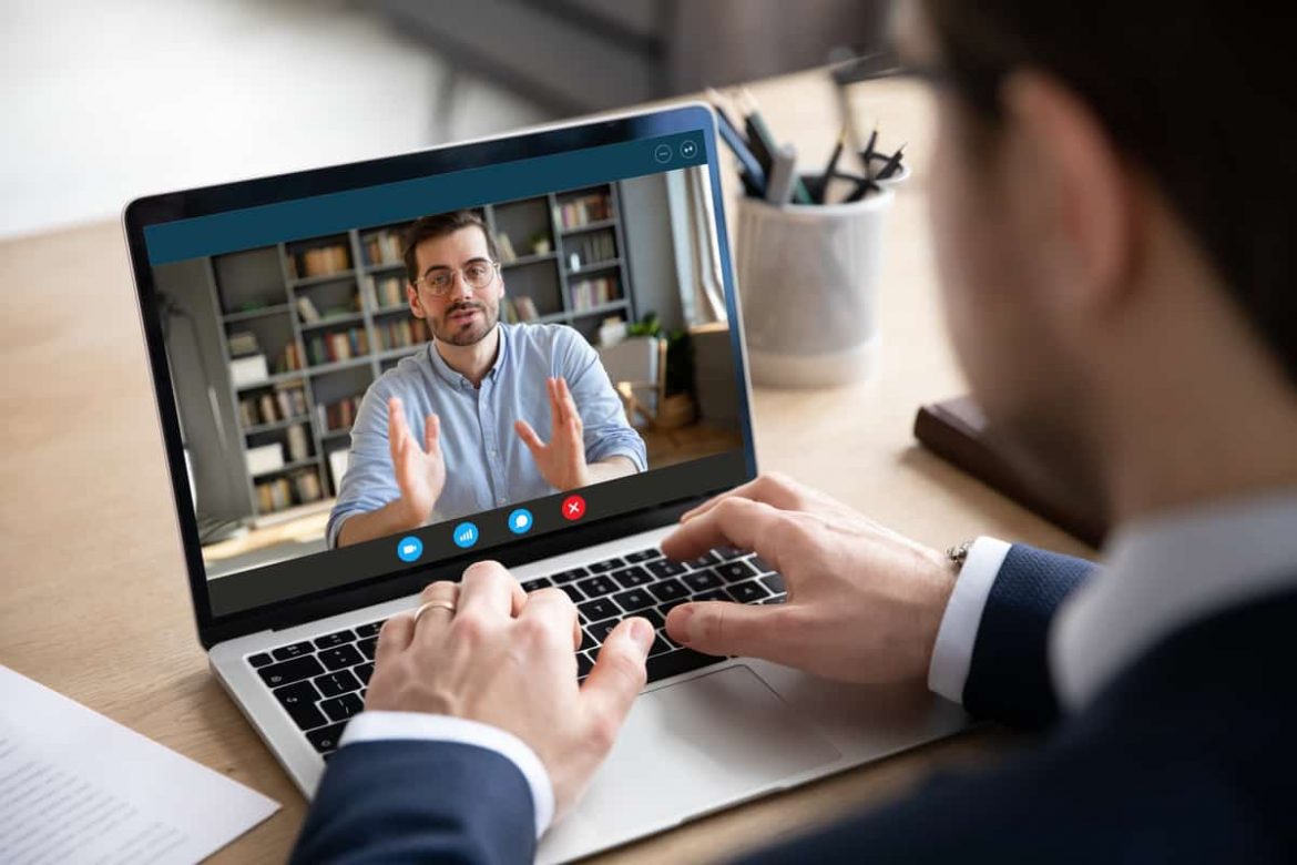 Mitarbeiter führen eine Meeting via Skype Video-Konferenz durch