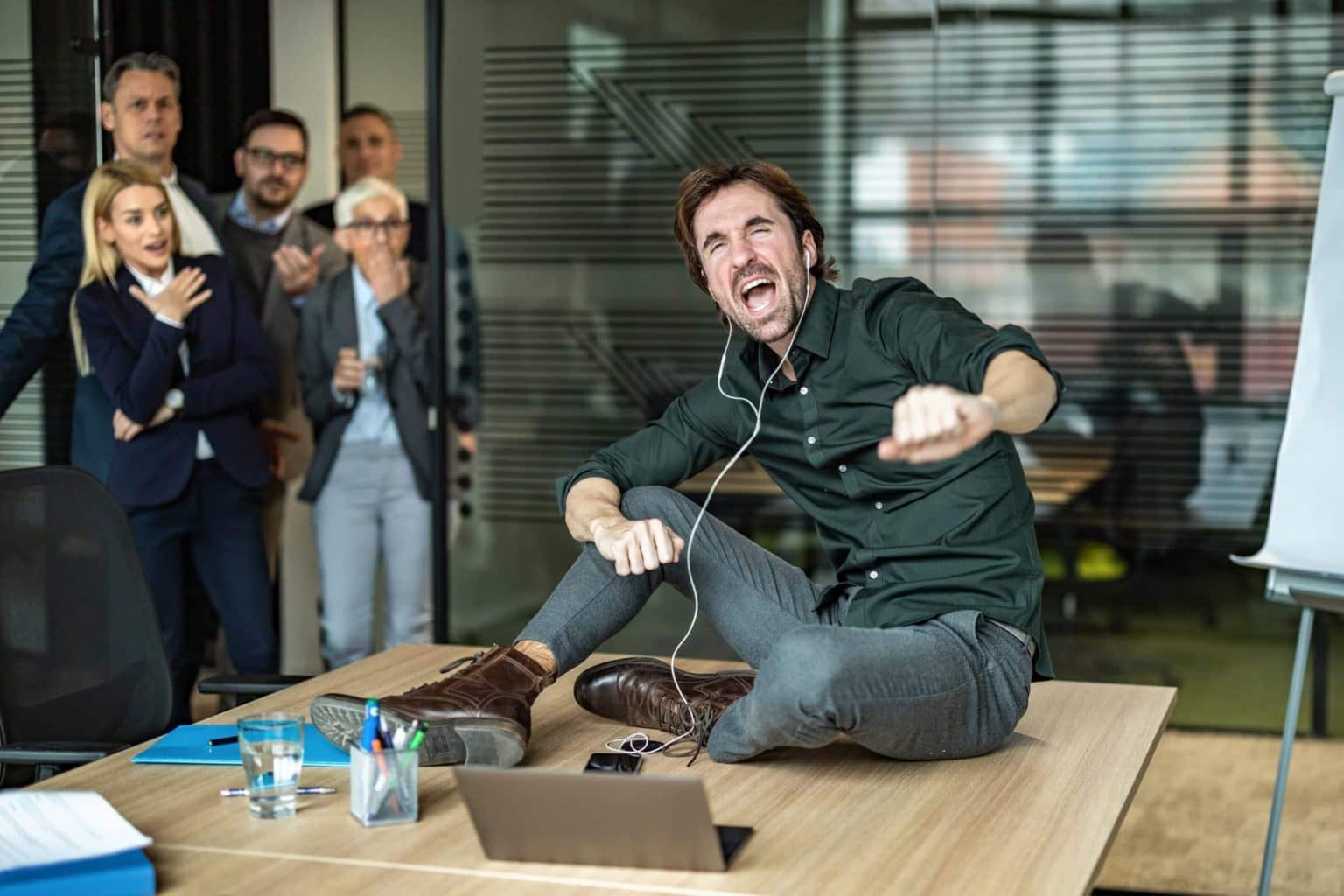 Mann hört Musik am Arbeitsplatz