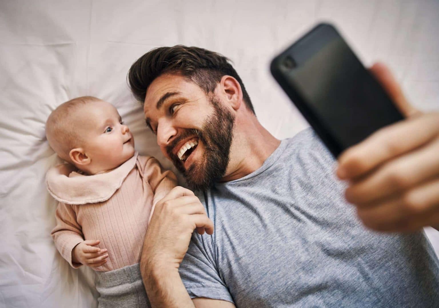Mann in Elternzeit mit Baby