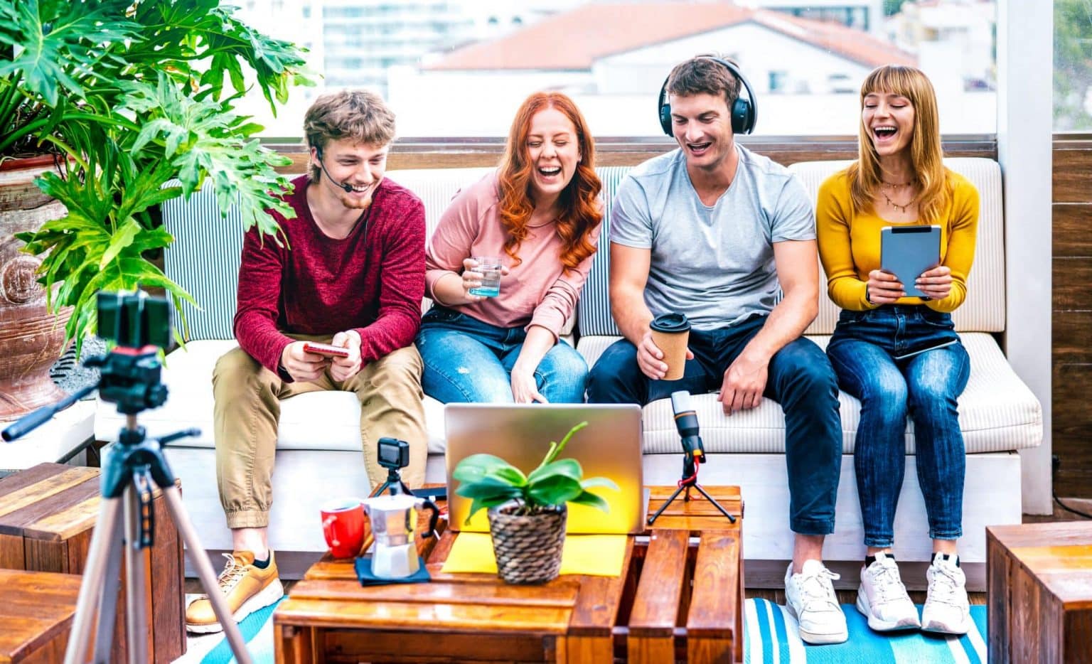 Generation Z sitzt zusammen auf dem Sofa