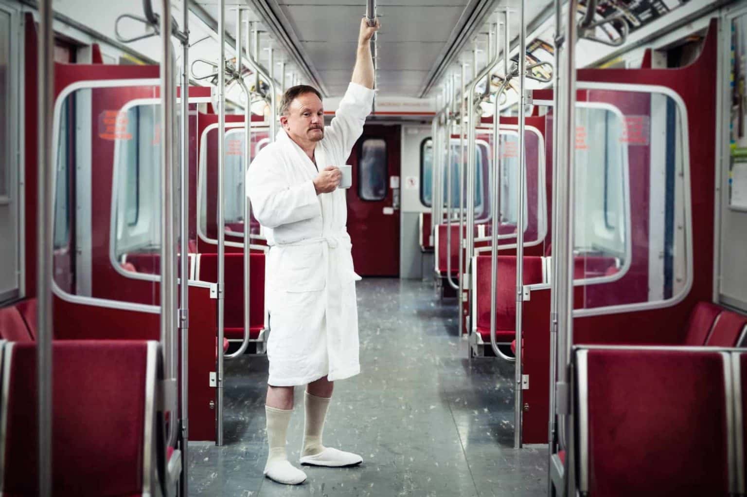 Mann steht müde in der Bahn