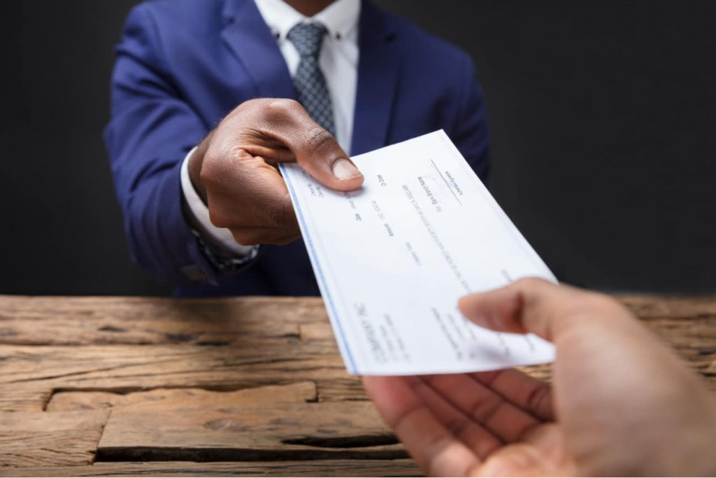 Arbeitnehmer bekommt Abfindung vom Arbeitgeber