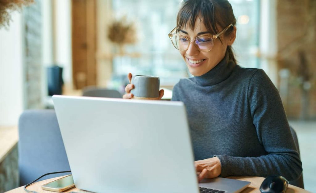 Frau schreibt eine professionelle Bewerbung am Laptop