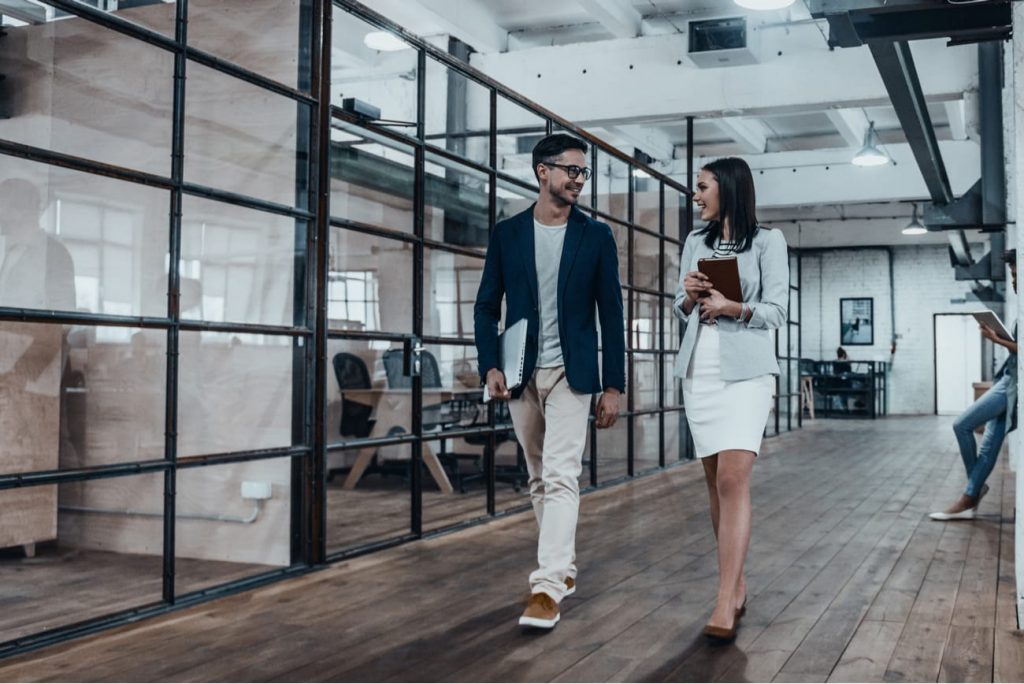 Mitarbeiter im lässigem Business-Outfit