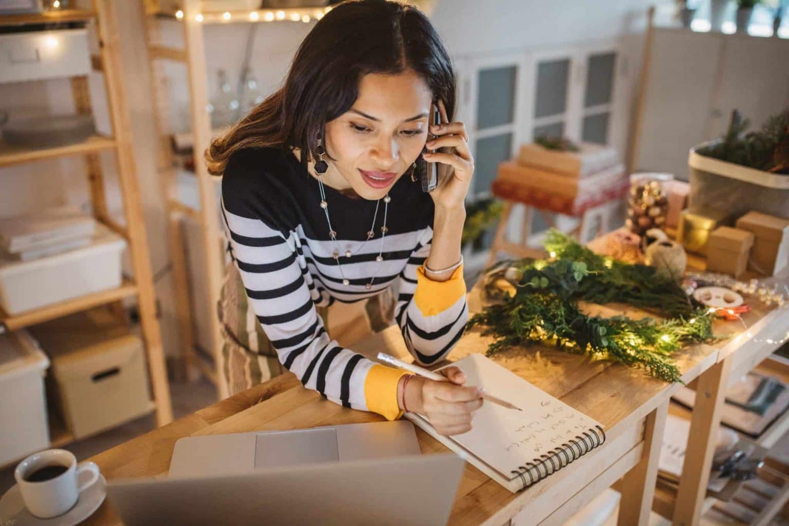 Frau arbeitet Weihnachts To do Liste ab