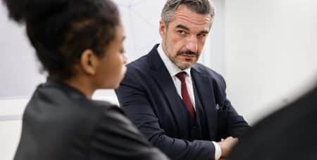 Von Neid zerfressener Chef sabotiert bewusst seine Mitarbeiter