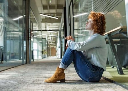Junge Frau hat innerlich gekündigt und verspürt keinerlei Motivation mehr für seinen Job
