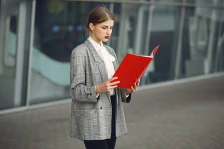 Frau mit ihrer Bewerbung in der Hand