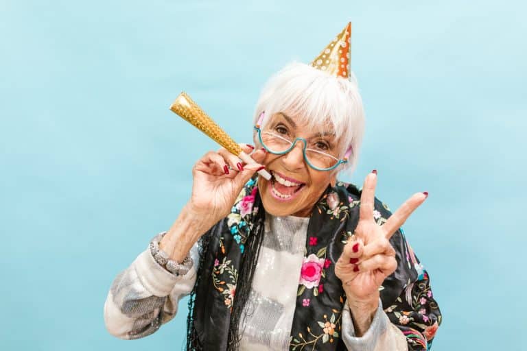 Ältere Dame feiert Geburtstag im Büro