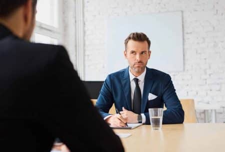 8 Fragen, die ihr im Vorstellungsgespräch niemals stellen solltet – hier sind klügere Alternativen Personaler bekommt im Vorstellungsgespräch vom Bewerber verbotene Fragen gestellt