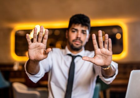 Vermeide den Umgang mit negativen Menschen, die dich runterziehen wollen