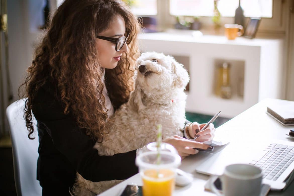 Frau mit Hund im Büro