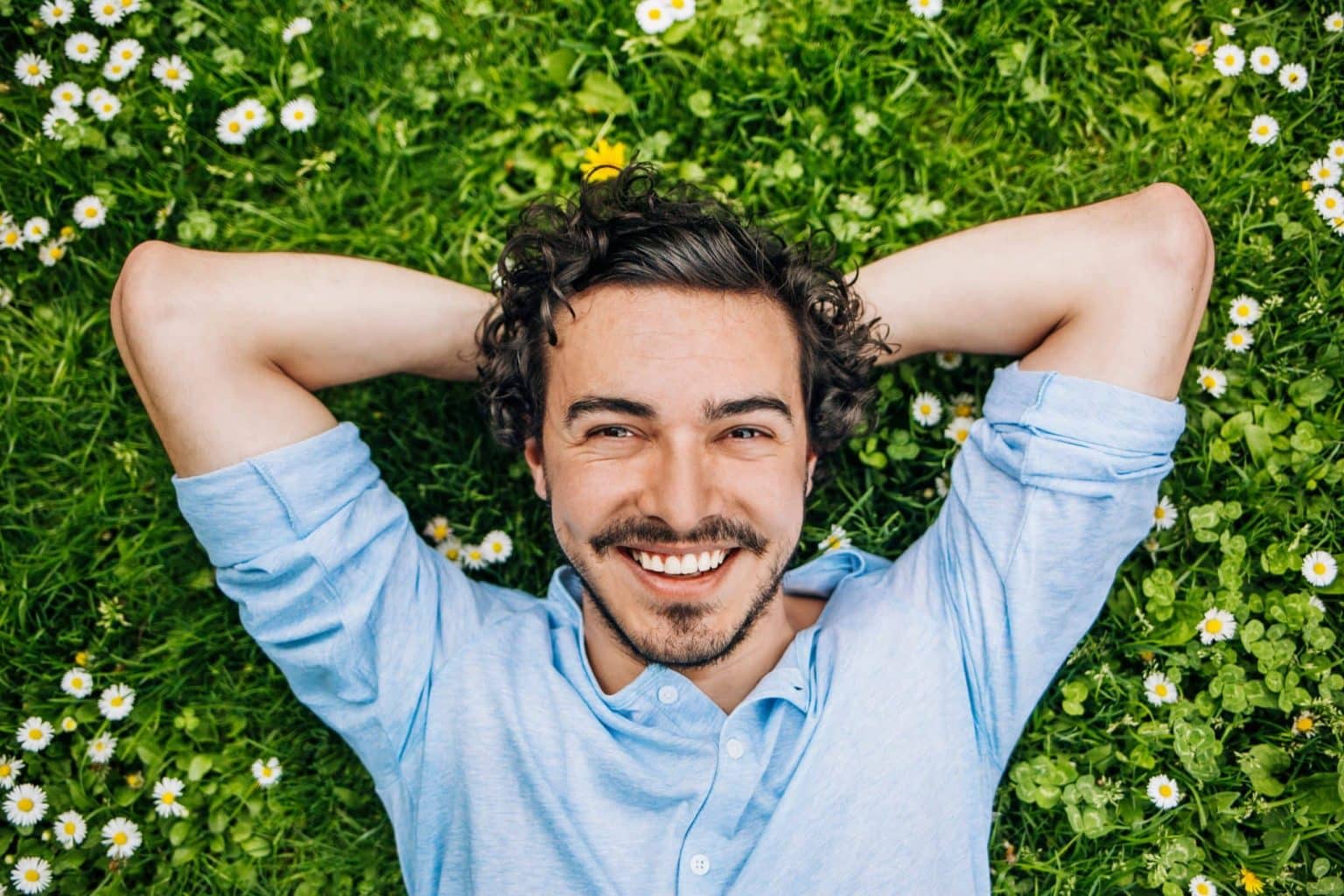 Wer positiv denkt, ist zufriedener und glücklicher mit seinem Leben