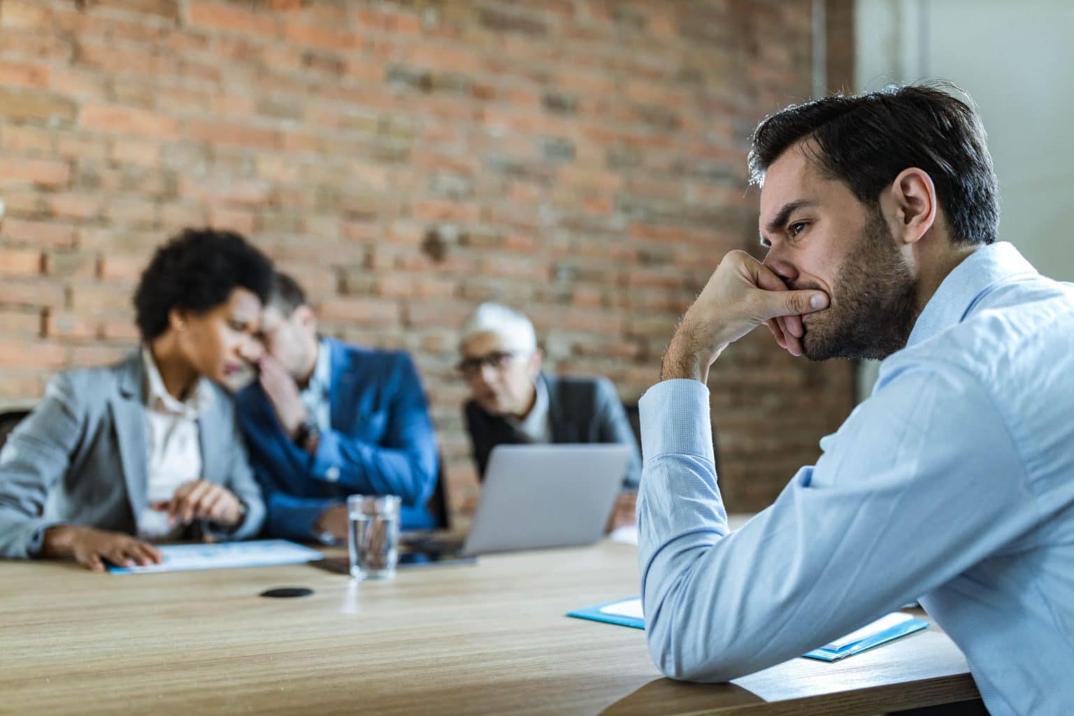 Stellt die richtigen Fragen während eines Jobinterviews, um etwas über die Organisationskultur herauszufinden