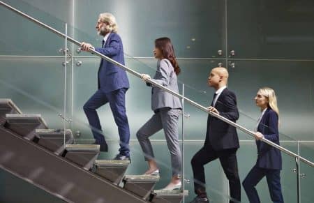 „Beförderung? Nicht für dich.“ Während andere Kollegen aufsteigen, bleibst du wie festgenagelt auf deiner Stelle.