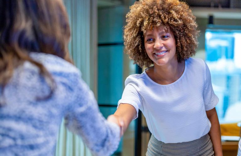 Vorstellungsgespräch: Diese eine Frage erhöht deine Chance auf eine Einstellung – deutlich Bewerberin erhält Jobzusage nach Vorstellungsgespräch.