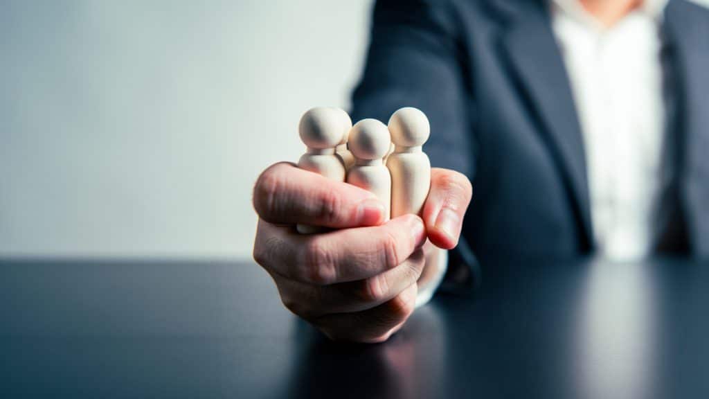 Arbeit ist nicht immer fair und gerecht. Oft werden Arbeitnehmer mit niedrigen Löhnen abgespeist und zu unbezahlter Mehrarbeit gedrängt.