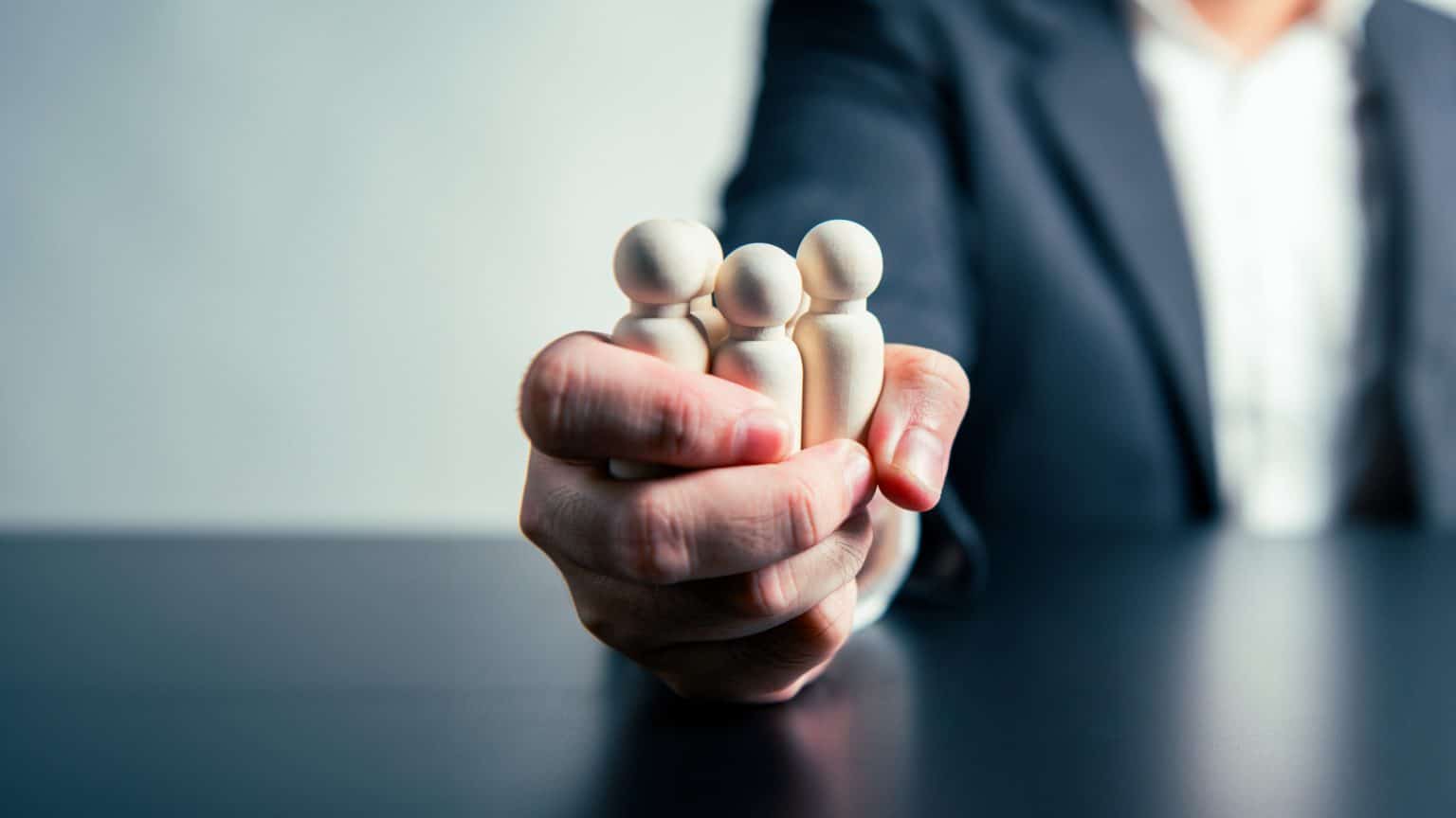 Arbeit ist nicht immer fair und gerecht. Oft werden Arbeitnehmer mit niedrigen Löhnen abgespeist und zu unbezahlter Mehrarbeit gedrängt.