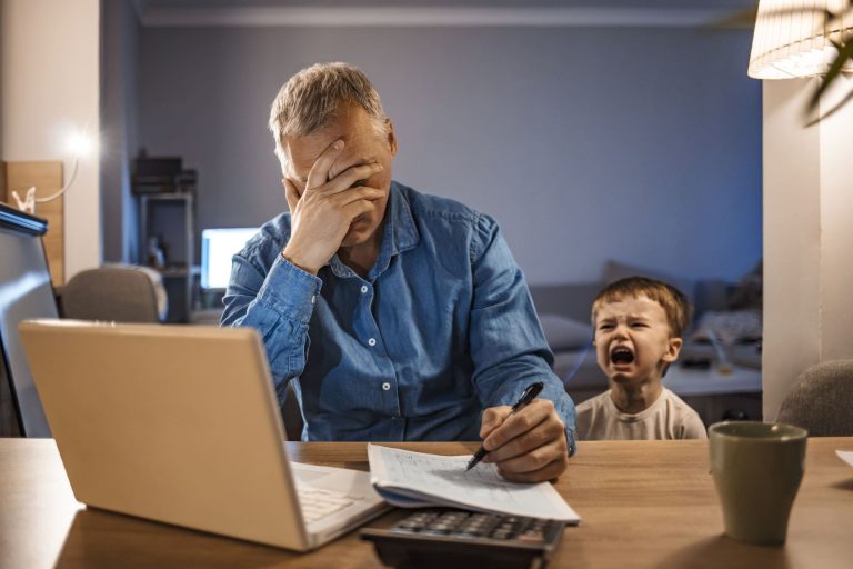 Schuldgefühle, Versagensängste, innere Konflikte: Berufstätige Eltern sollten nicht zu hart zu sich selbst sein