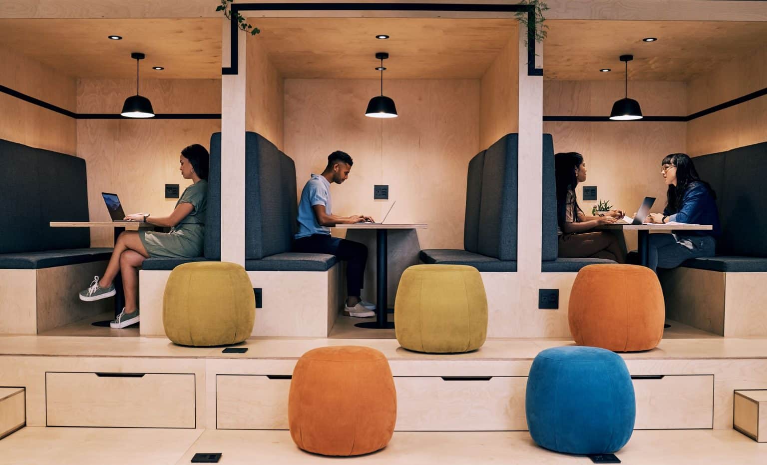 Immer mehr Unternehmen setzen auf flexible Arbeitsmodelle wie Homeoffice, Coworking-Spaces oder Remote-Arbeit