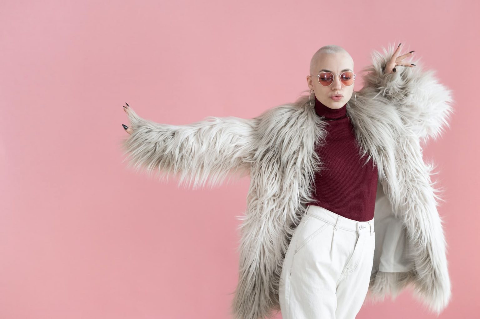 Es gibt Farben, dir dabei helfen, dich mithilfe deines Outfits selbstbewusster darzustellen