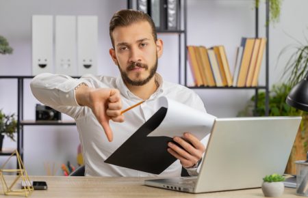 Diese 8 Wörter sind der Abturner jeder Bewerbung – Vermeide sie! Personalentscheider lesen sie jeden Tag: langweilige Floskeln und Begriffe, die Bewerber routiniert in ihren Bewerbungen nutzen