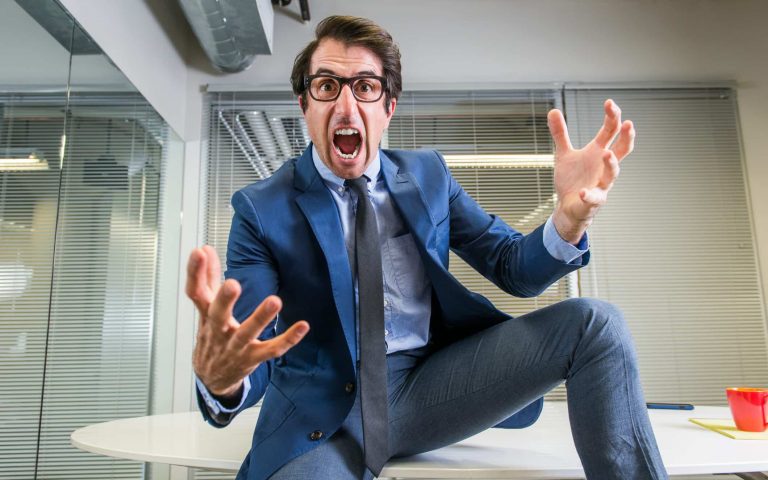Diese 6 Verhaltensweisen entlarven passiv-aggressive Menschen Wer seine Wut als Angestellter oder Führungskraft direkt zum Ausdruck bringt, stößt zuweilen auf Ablehnung