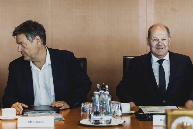 Bundeskanzler Olaf Scholz (SPD) und Robert Habeck (Buendnis 90 Die Gruenen) bei einer Sitzung des Kabinetts in Berlin