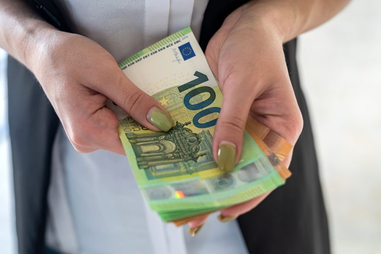 Eine Bargeldreserve in Höhe von 500 Euro pro Haushalt ist ausreichend, wenn du lediglich kurzfristige Probleme im Zahlungsverkehr erwartest