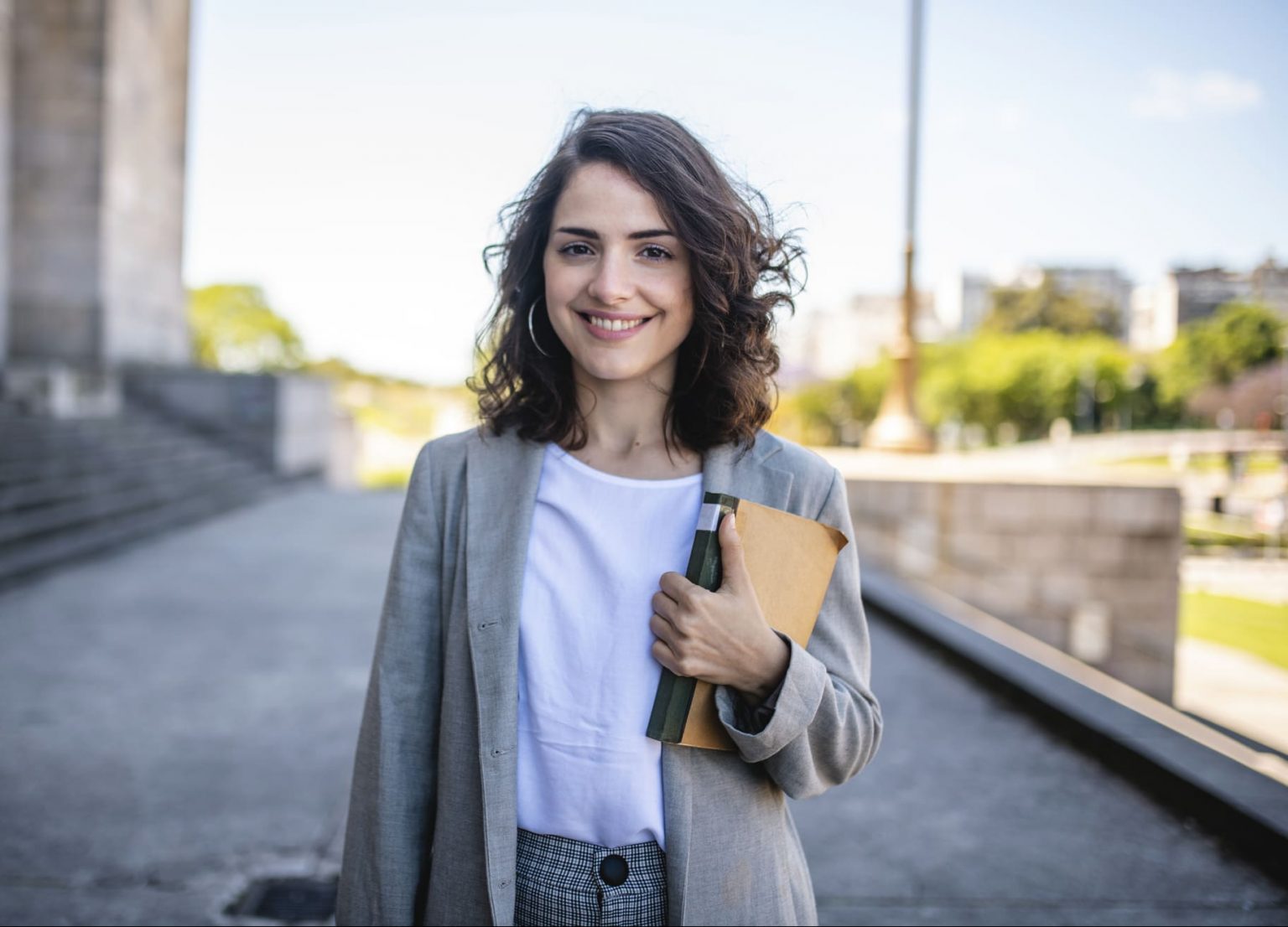 Du beendest Studium oder Ausbildung und sollst „mindestens drei Jahre Joberfahrung“ nachweisen, um eine Stelle zu bekommen? No way