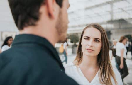 Lügen erkennen: Dieses Warnsignal entlarvt Lügner Ein Warnsignal enttarnt laut forensischen Psychologen die größten Lügner.