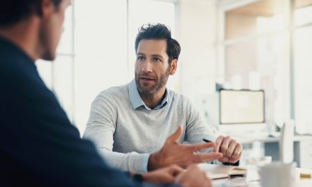 Wer sich in einer Diskussion nur auf Argumente konzentriert und nicht zuhört, scheitert eher in Verhandlungen.