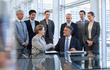 Mitarbeiter eines Unternehmens werden nicht automatisch ihre Jobs verlieren, wenn ein Firmenverkauf stattfindet