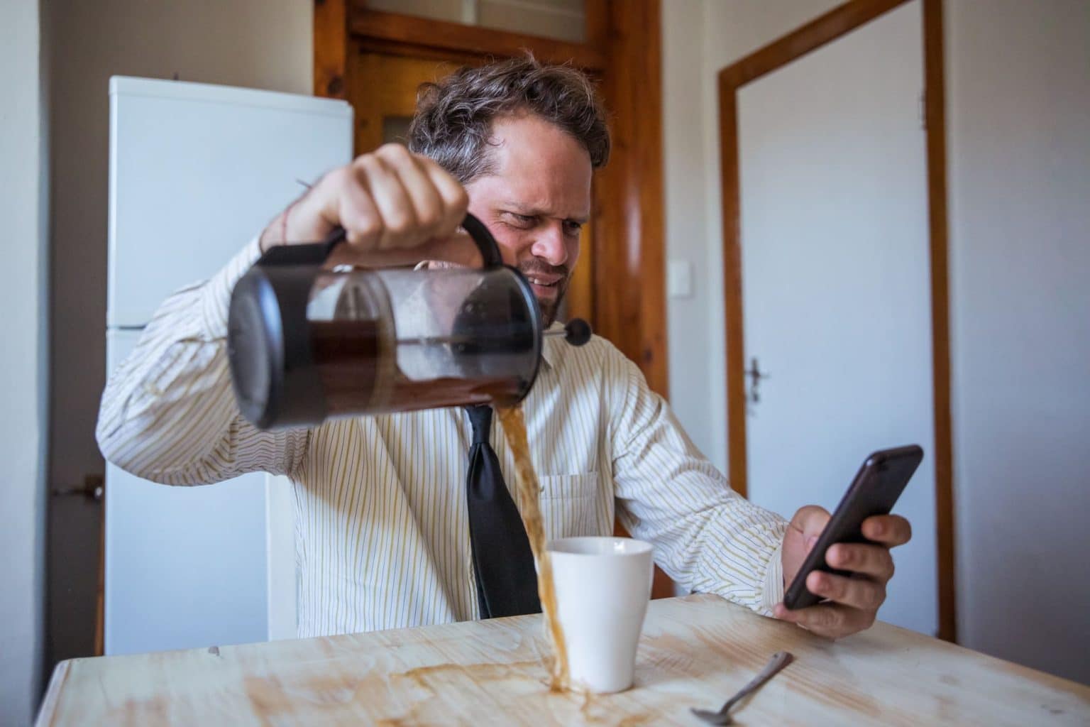 Schuld ist nicht der verschüttete Kaffee, sondern die vielen sich summierenden Stressmomente, die als „Mikrostress“ bekannt sind