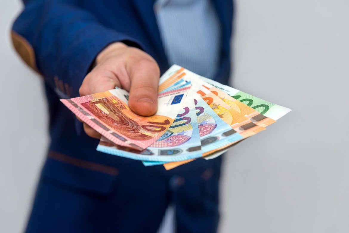 Arbeitgeber dürfen ihren Mitarbeitern steuerfreie Sachbezüge in Höhe von 600 Euro über Geschenk- oder Gutscheinkarten gewähren