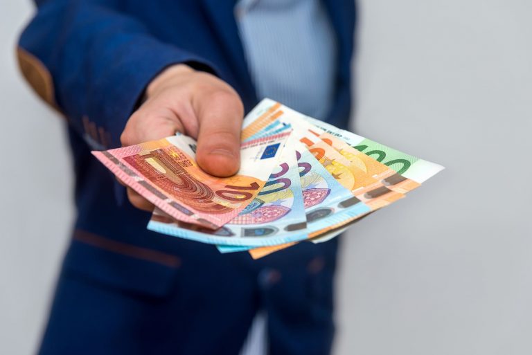 Arbeitgeber dürfen ihren Mitarbeitern steuerfreie Sachbezüge in Höhe von 600 Euro über Geschenk- oder Gutscheinkarten gewähren