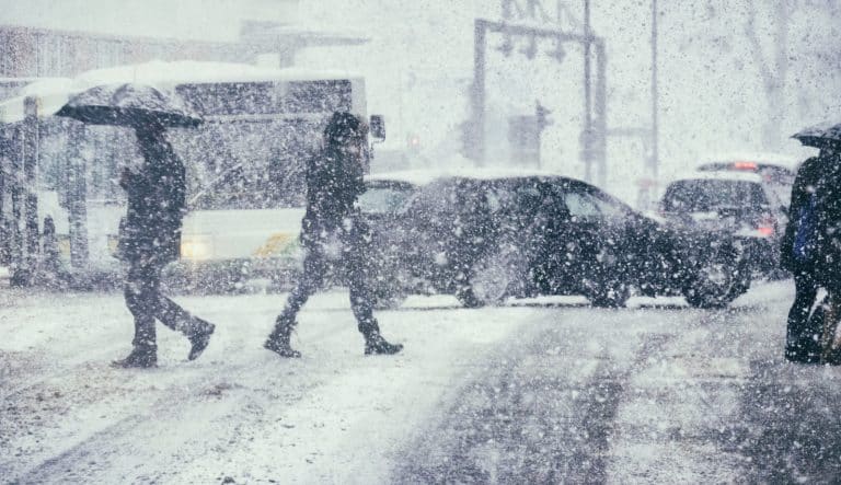 Viele Arbeitnehmer kommen bei Schnee und Eis zu spät zur Arbeit, da Verkehrsmittel ausfallen oder sich verspäten