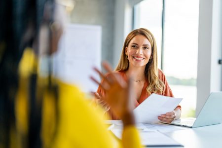 Qualifikation bringt dich ins Vorstellungsgespräch – Begeisterung bringt dir den Job Begeisterung und Leidenschaft für den Job und das Unternehmen zu zeigen, kann den Unterschied zwischen Jobzusage und einer Absage machen