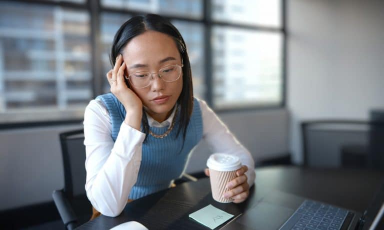 Der beliebte Job-Trend "Coffee Badging" kann negative Folgen für Arbeitnehmer haben