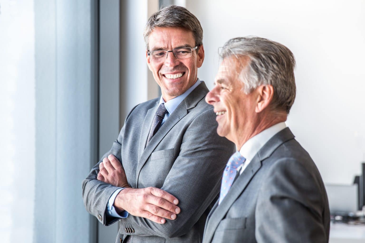 Vetternwirtschaft ist in vielen Unternehmen weitverbreitet; Freunde und Verwandte werden oft befördert, während talentierte Mitarbeiter übergangen werden.