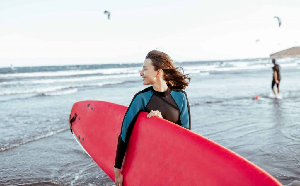 Durch eine frühe Rente schon morgens am Strand surfen und sich keine Sorgen um das liebe Geld machen